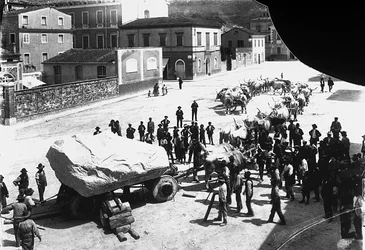 Carrara : de nombreux bœufs tirent un wagon chargé d