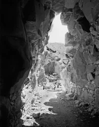 Excavateurs travaillant dans une carrière de marbre dans les Alpes Apuanes, Toscane (photo n/b)