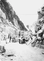 Excavatrices au travail dans une carrière de marbre dans les Alpes apuanes, Toscane