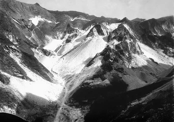 Carrières de marbre dans les Alpes Apuanes, en Toscane (photo n/b)