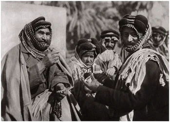 Un cheikh dégustant le célèbre café arabe, Irak, 1925