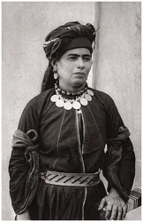 Dame kurde en costume traditionnel, Irak, 1925