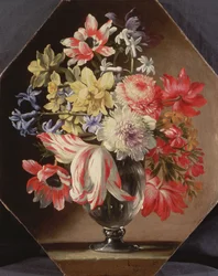 Un vase en verre de fleurs sur un rebord de pierre contenant des tulipes, des chrysanthèmes, des roses et des jacinthes