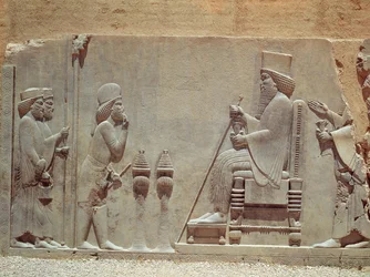 Un officier mède rendant hommage au roi Darius I, du Trésor, vers 515 av. J.-C.