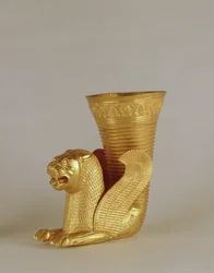 Rhyton en forme de monstre-lion assis, de Hamadan, Iran