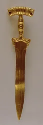 Épée à décoration de poignée à deux têtes de lion, provenant de Hamadan, Iran