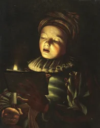 Un garçon chantant à la lumière d