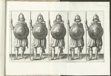 Exercice avec bouclier et lance : cinq soldats debout côte à côte avec la lance dans la main droite reposant sur le sol et le bouclier devant la poitrine (n° 31), 1618