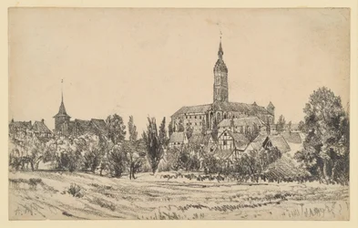 Petite ville avec un haut clocher