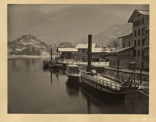 Bateaux à vapeur sur le lac en mouillage hivernal, Suisse