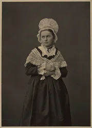 Femme en robe lorraine