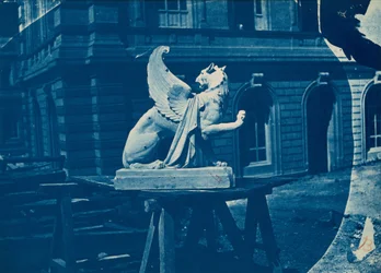 Sculpture de griffon sur un chantier à Marseille
