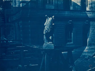 Sculpture de griffon sur un chantier à Marseille
