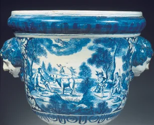 (détail) de la grande urne de jardin mythologique en Delft bleu et blanc dans le style baroque, vers 1700