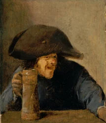 Homme avec bicorne et tasse en bois