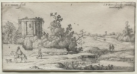 La route près du petit temple rond