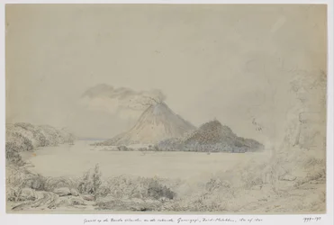 Vue de Lontar sur Banda Neira et le Gunungapi fumant, îles Banda, Moluques centrales