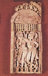 Plaque indienne sculptée représentant deux figures féminines sous un torana, de Begram, Afghanistan, 1er-2e siècle