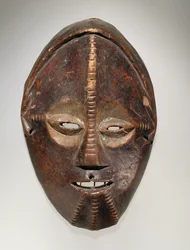 Masque, culture Ngbaka, de la République démocratique du Congo (bois avec pigment)