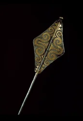 Préhistoire : broche en argent incrustée d