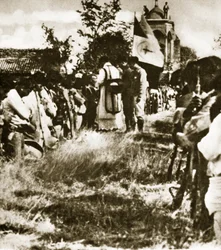 Un groupe de Cristeros réunis pour des dévotions secrètes, vers 1926