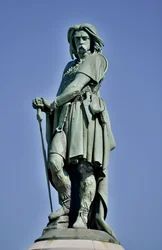 Statue colossale de Vercingétorix (72-46 av. J.-C.), chef gaulois - Sculpture d’Aimé Millet (1819-1891), haute de 6,60 m, érigée en 1865 sur la partie occidentale du mont Auxois (socle de 7 m de haut par Viollet-le-Duc), Alise-Sainte-Reine, 1865