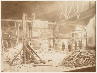 Atelier de Bartholdi, avec des modèles de la Statue de la Liberté en arrière-plan, Paris, 1883