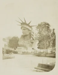 Tête de la Statue de la Liberté exposée dans un parc à Paris, 1883