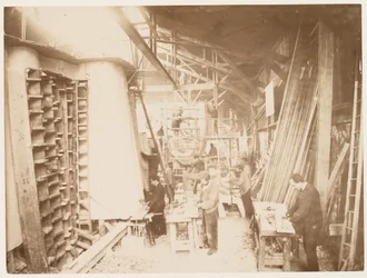 Hommes au travail pendant la construction de la Statue de la Liberté, Paris, 1883