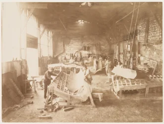 Hommes dans un atelier façonnant des feuilles de cuivre pour la construction de la Statue de la Liberté, Paris, 1883