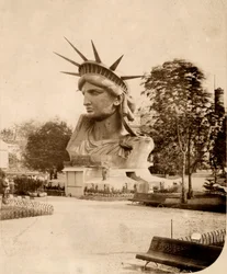 La tête de la statue de la Liberté exposée à Paris en 1883
