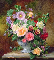 Roses, pensées et autres fleurs dans un vase