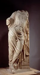 Aphrodite à la colonne. Sculpture en marbre d