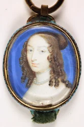 Une dame portant un collier de perles