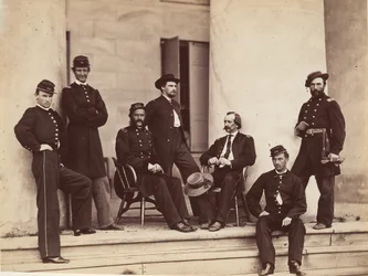 Le brigadier général Gustavus A. DeRussy et son état-major sur les marches de la maison Arlington, Arlington..., mai 1864