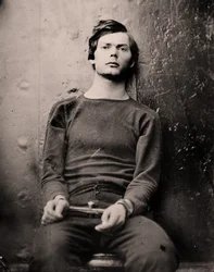 Lewis Powell avec des fers aux poignets à bord de l