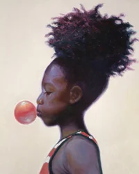 Une fille qui fait des bulles avec du chewing-gum
