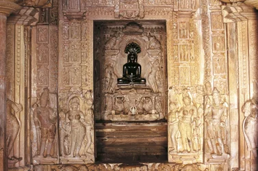 Entrée et autel, temple de Parshvanatha, groupe de monuments de Khajuraho (Liste du patrimoine mondial de l