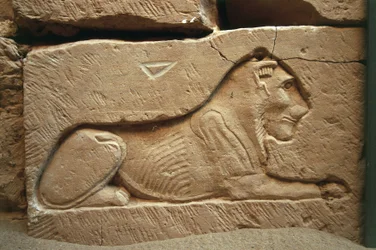 Relief de lion à la tombe de Kitines