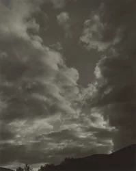 Musique - Une suite de dix photographies de nuages, no II