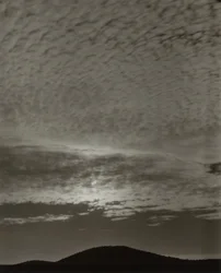 Musique - Une série de dix photographies de nuages, no X