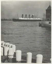 Au départ, le Mauretania, 1910, imprimé en 1918.