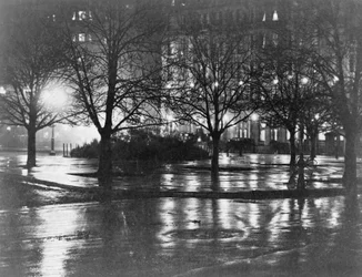 Reflets, nuit, New York, vers 1898