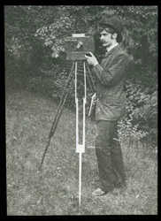 Autoportrait avec appareil photo, trépied et pistolet