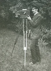 Autoportrait avec appareil photo, trépied et pistolet, 1886