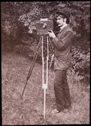 Autoportrait avec appareil photo, trépied et pistolet