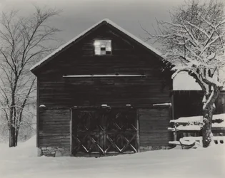 La grange noire et la neige blanche