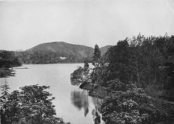 Un coin du lac Nuwara Eliya, c. 1890, 1910