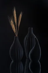 Élégante nature morte sombre