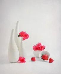 Fraises fraîches et fleurs roses